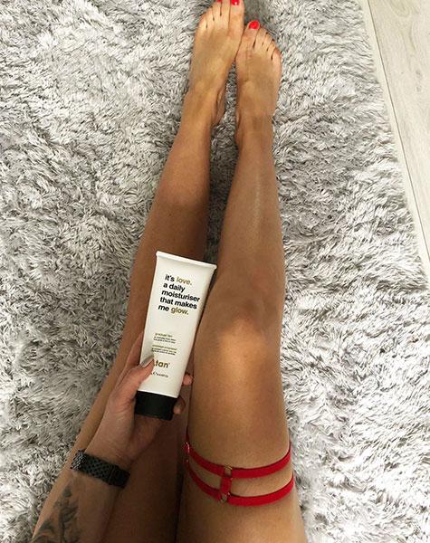 it's love. a daily moisturiser that makes me glow... geleidelijke zelfbruiningslotion